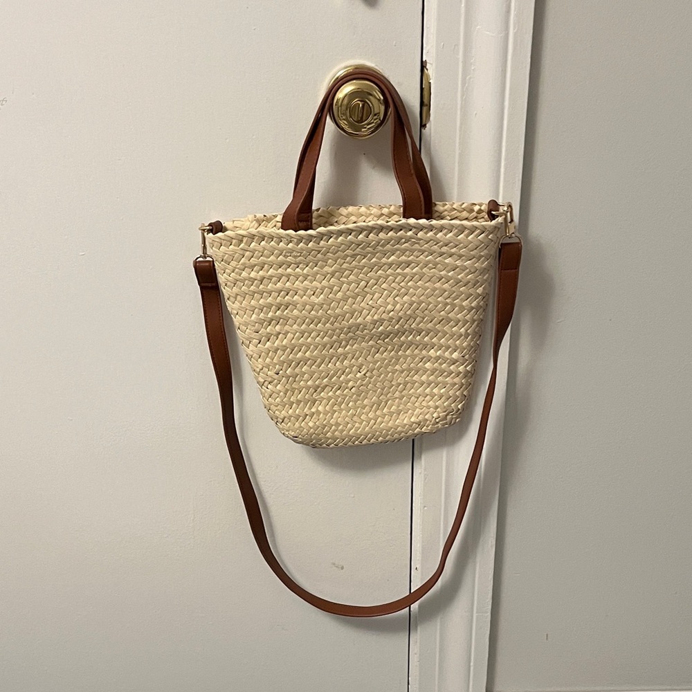 Convertible straw bag, handles or shoulder strap. Smooth weave and open top.